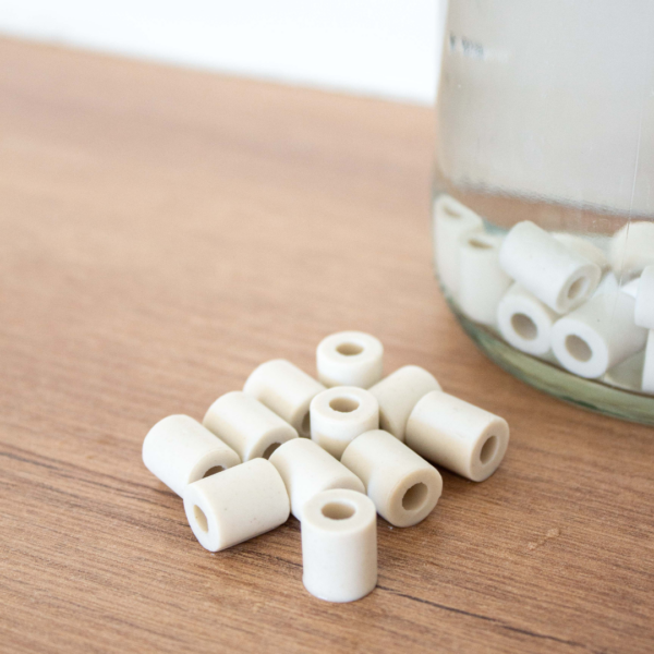 perles de céramique dans une carafe en verre