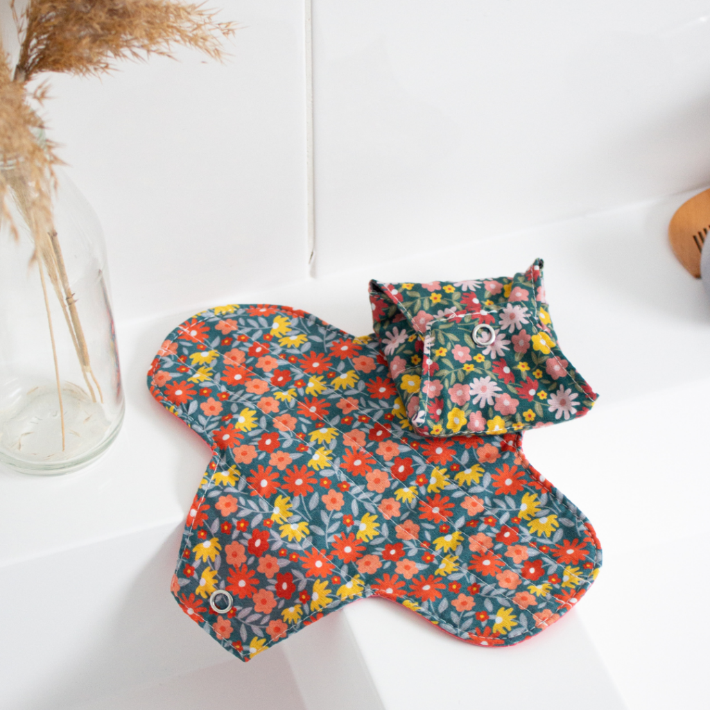 SERVIETTE serviettes hygiéniques lavables ouvertes et refermées