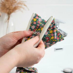 Une pochette de transport pour ranger ses protections hygiéniques en dehors de chez soi.