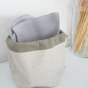 Lingettes démaquillantes pochon dans salle de bain