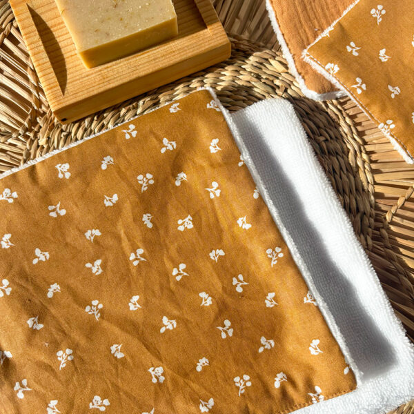 serviette visage camel fleuri