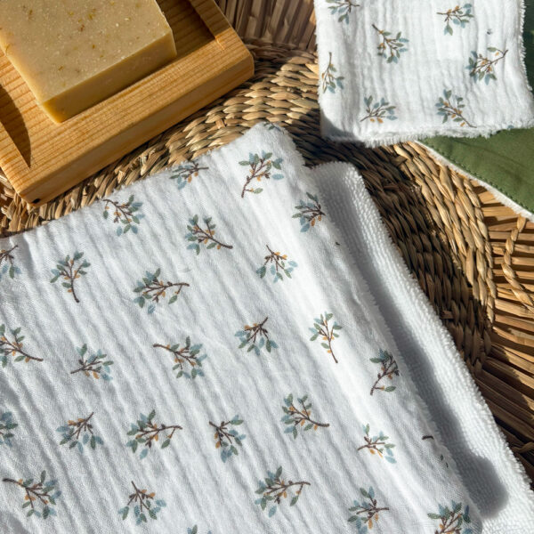 serviette visage fleuri bleu