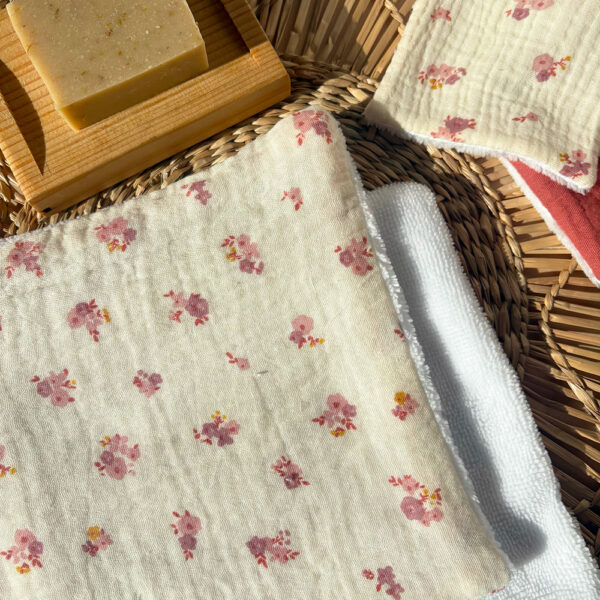 serviette visage fleuri rose