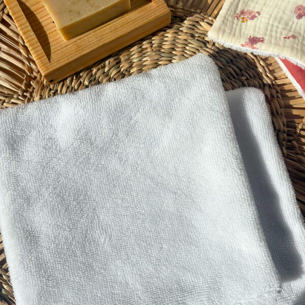 serviette visage. blanche